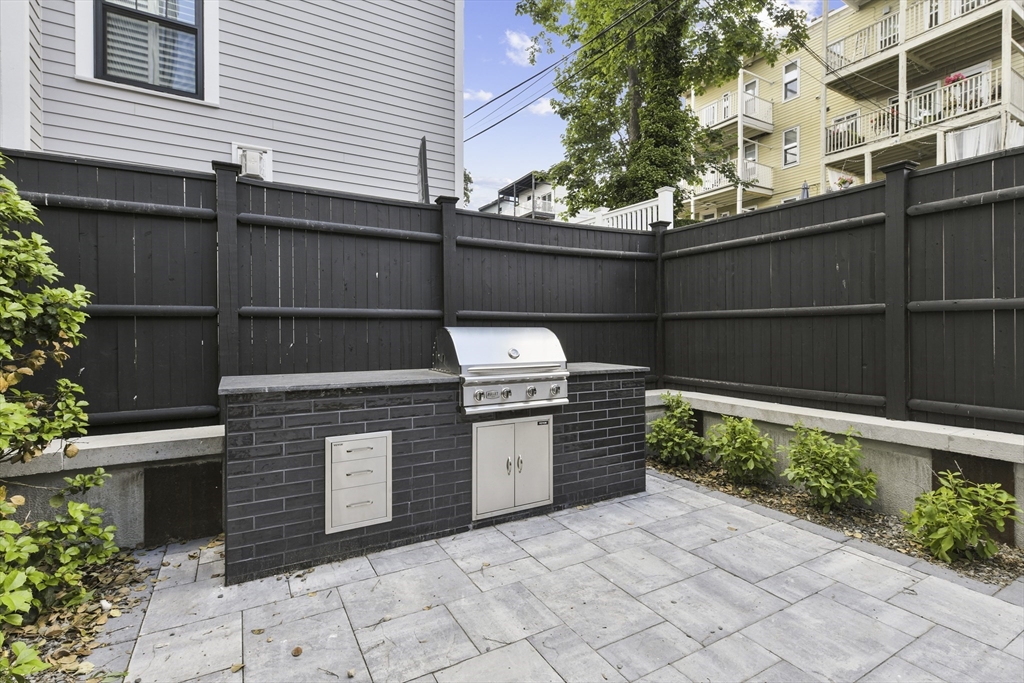 874 E 6th Street Unit: PH6