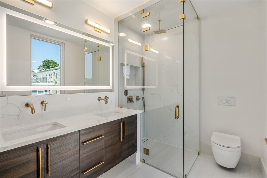 874 E 6th Street Unit: PH6