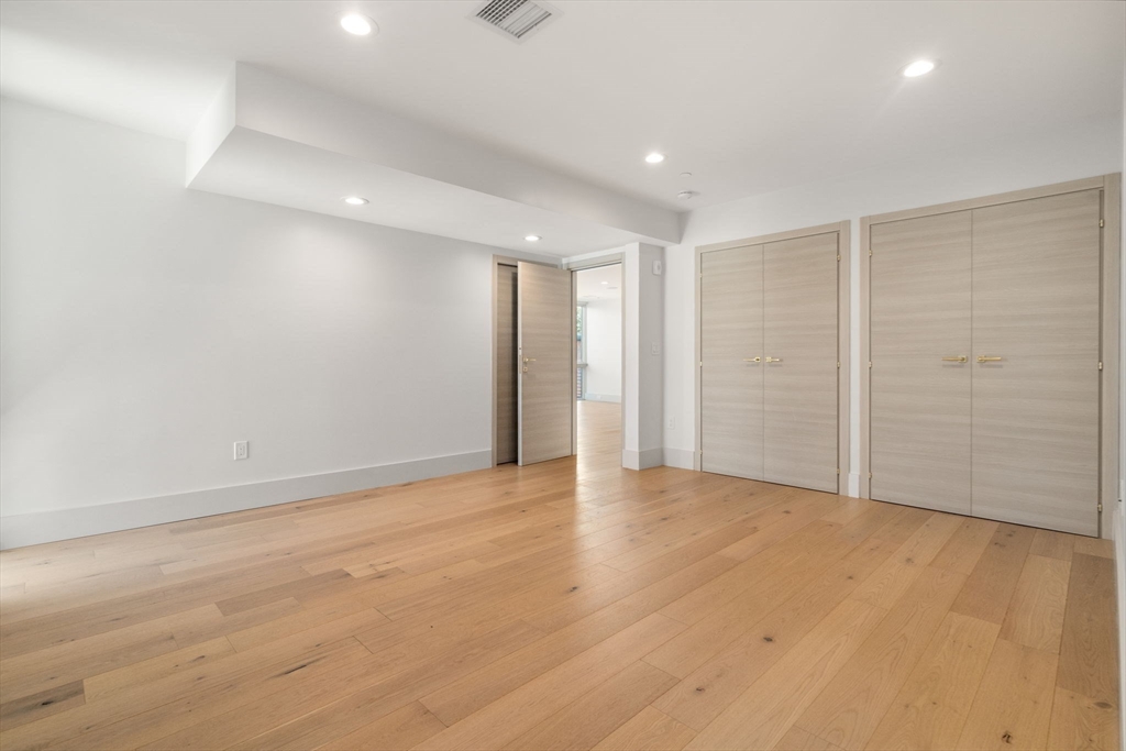 874 E 6th Street Unit: PH6