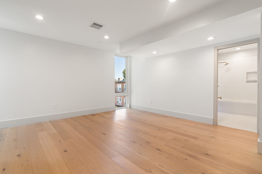 874 E 6th Street Unit: PH6