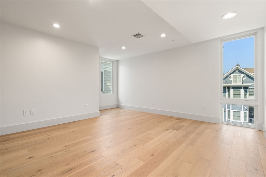 874 E 6th Street Unit: PH6