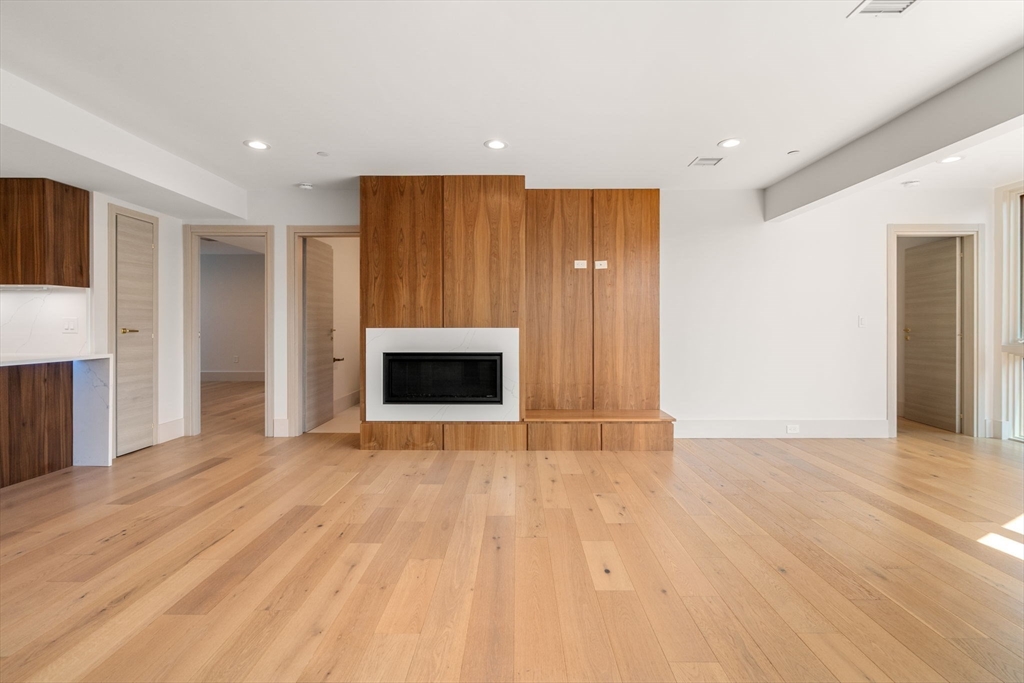 874 E 6th Street Unit: PH6