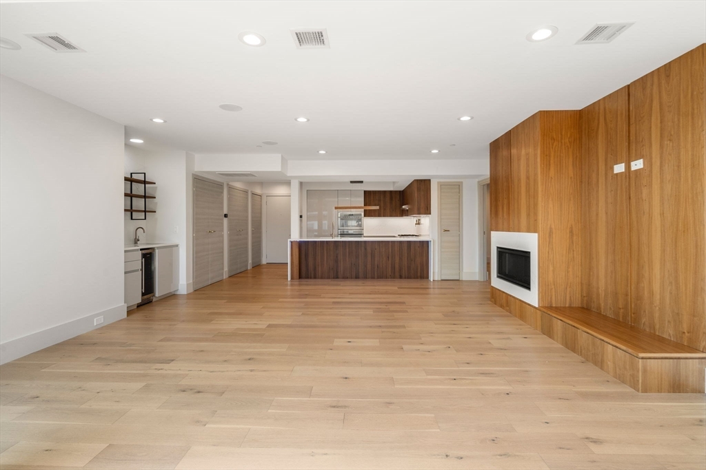 874 E 6th Street Unit: PH6