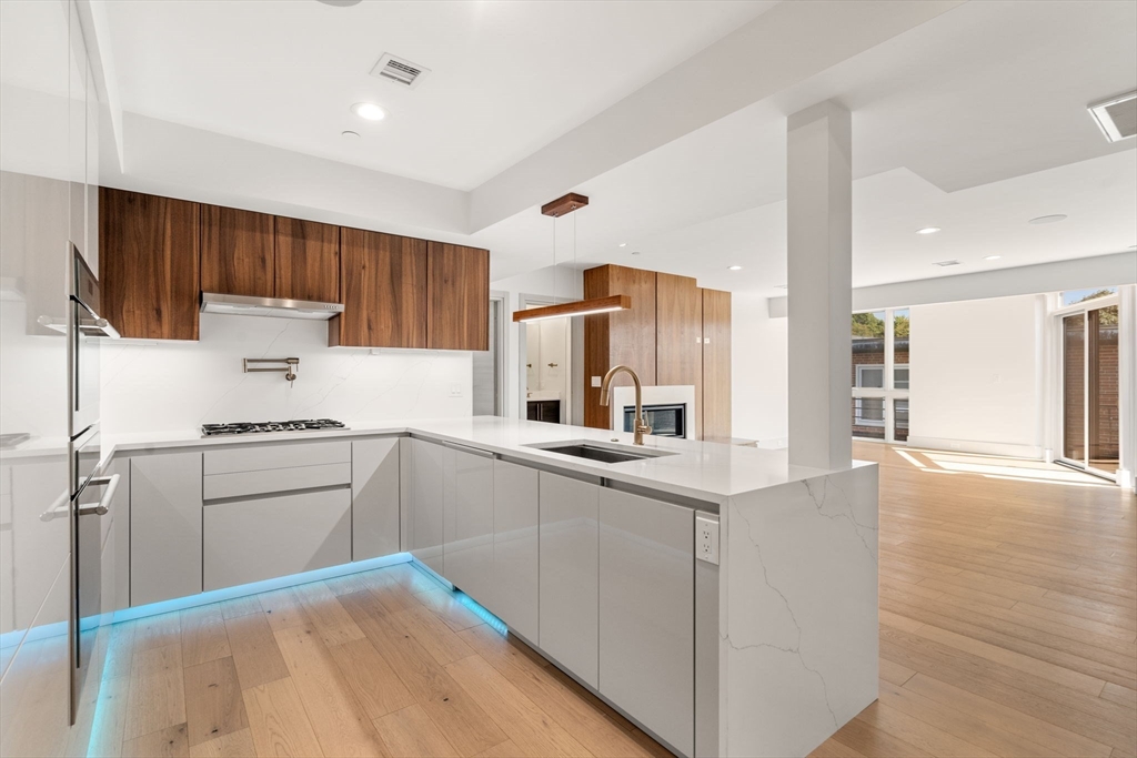 874 E 6th Street Unit: PH6
