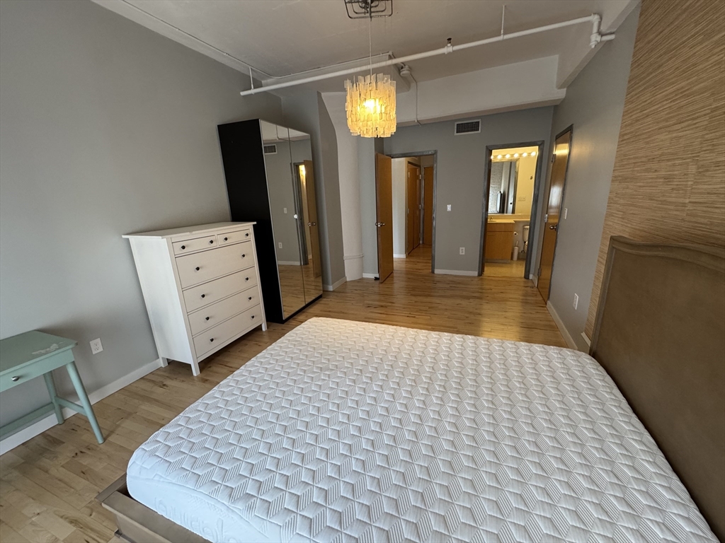 210 Lincoln St # 504