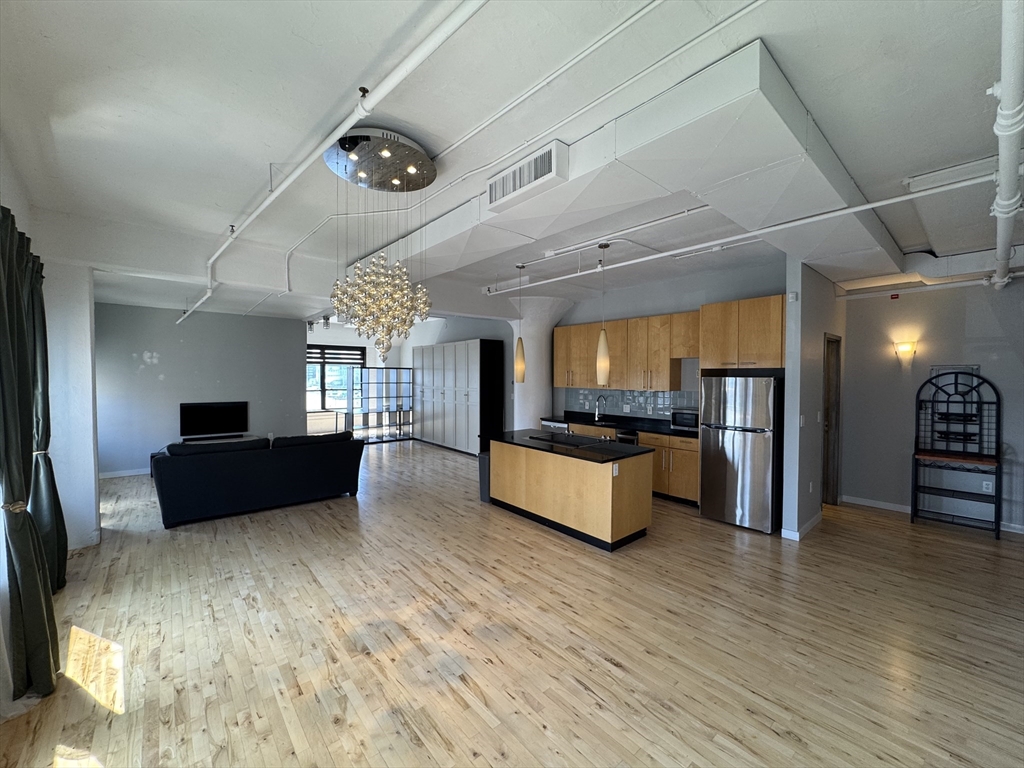 210 Lincoln St # 504