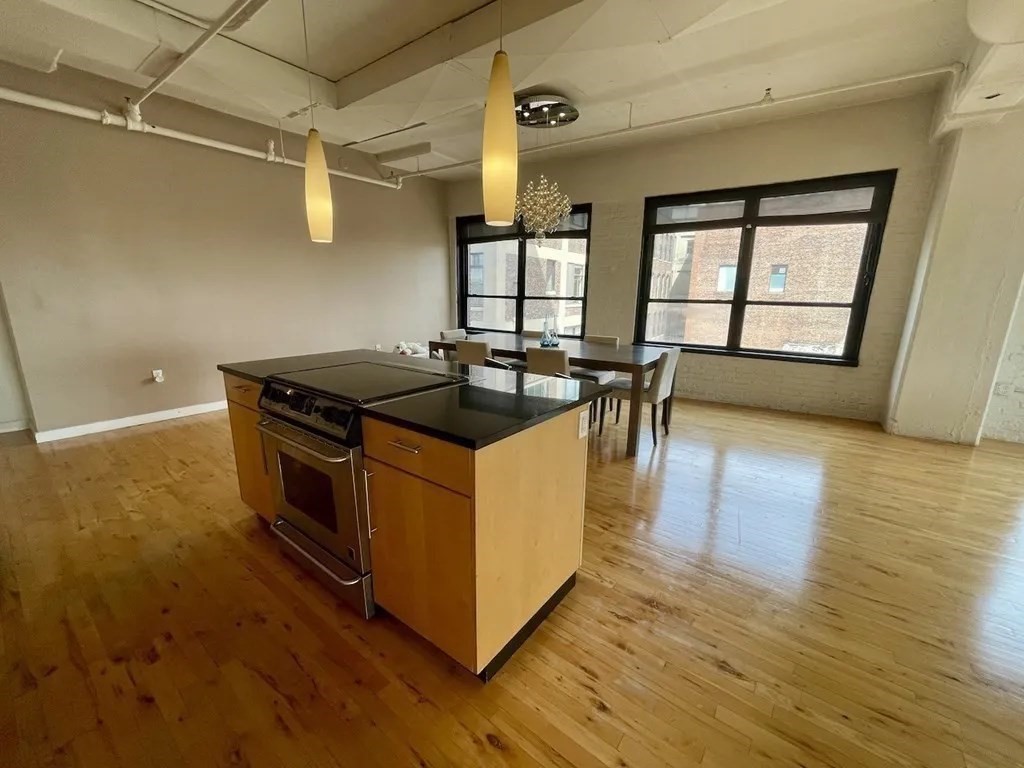 210 Lincoln St # 504
