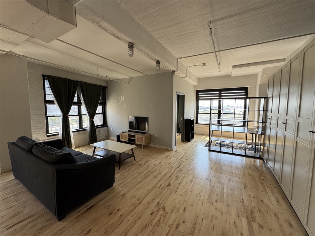 210 Lincoln St # 504