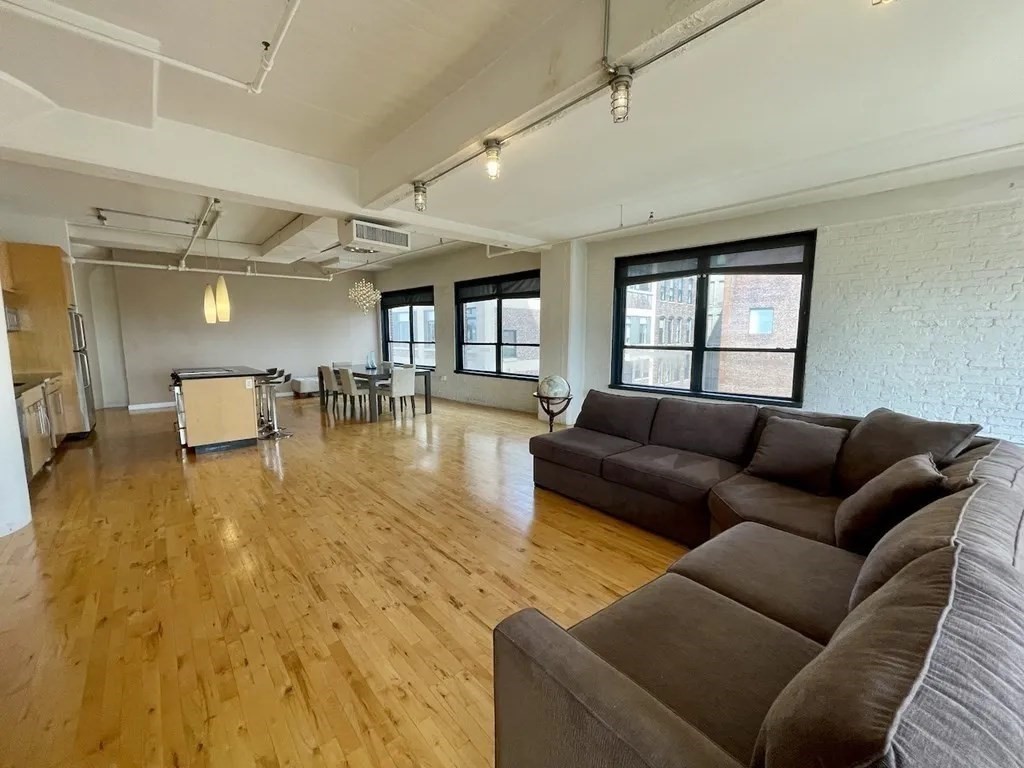 210 Lincoln St # 504