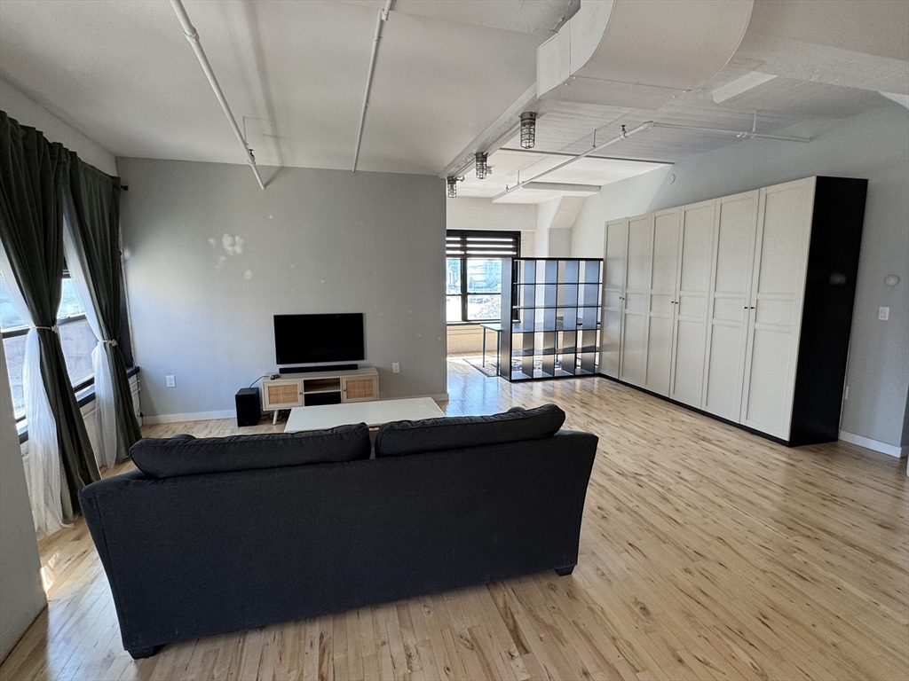 210 Lincoln St # 504