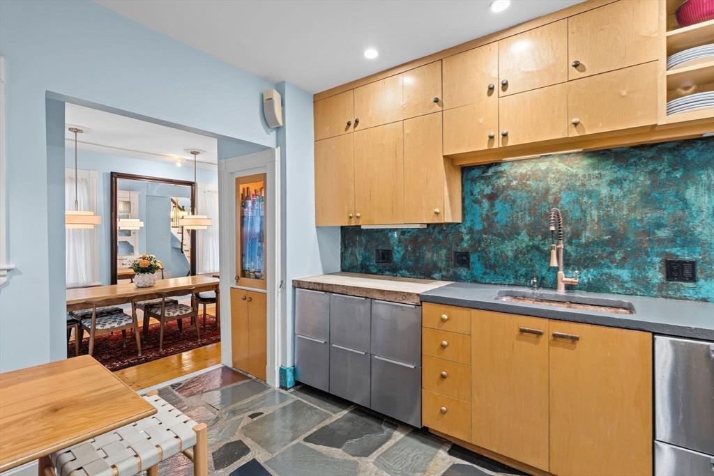 10 Dewolf St # 2