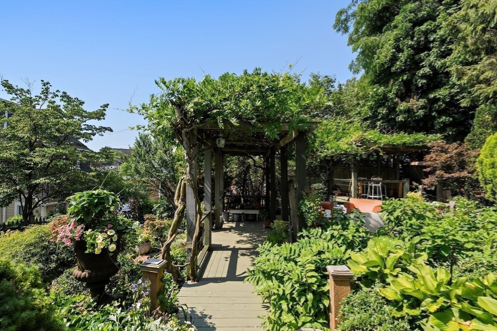 10 Dewolf St # 2
