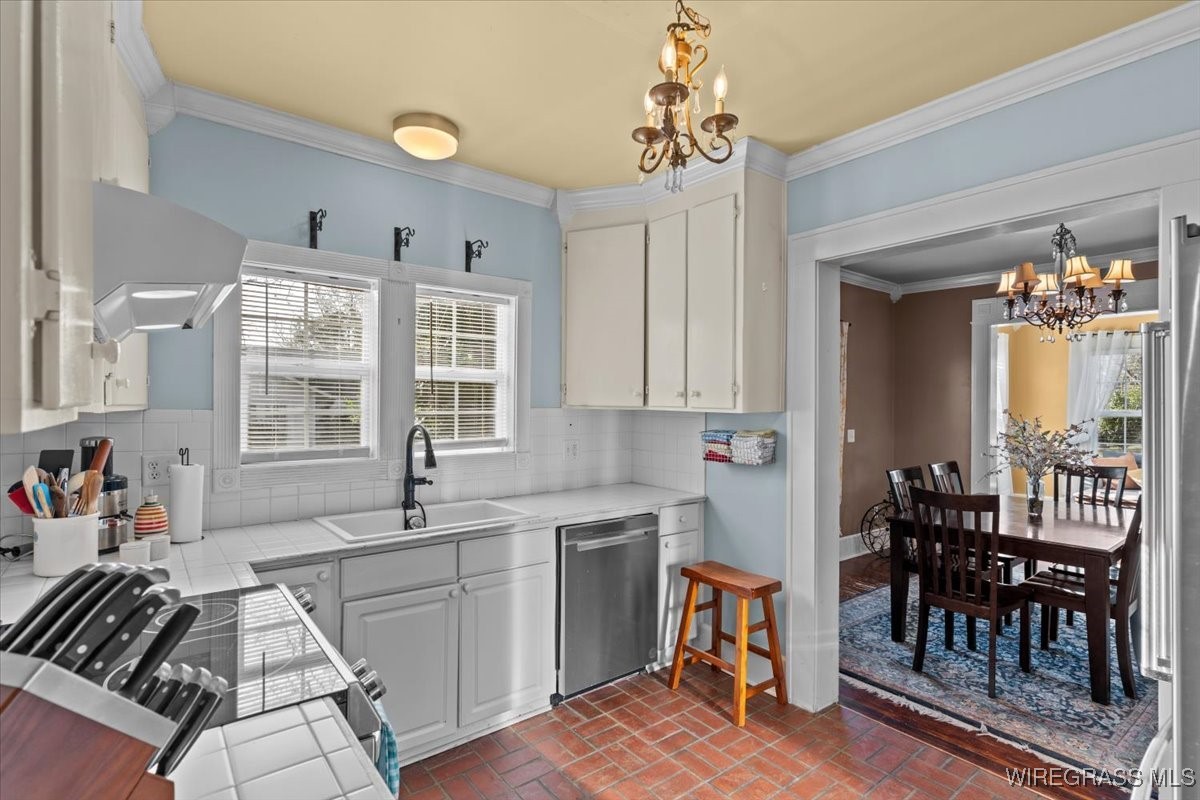 613 W College Street