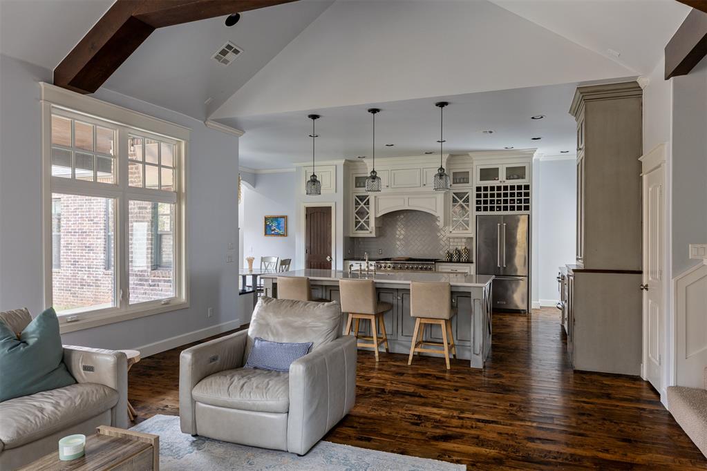 2609 Crestwood Drive