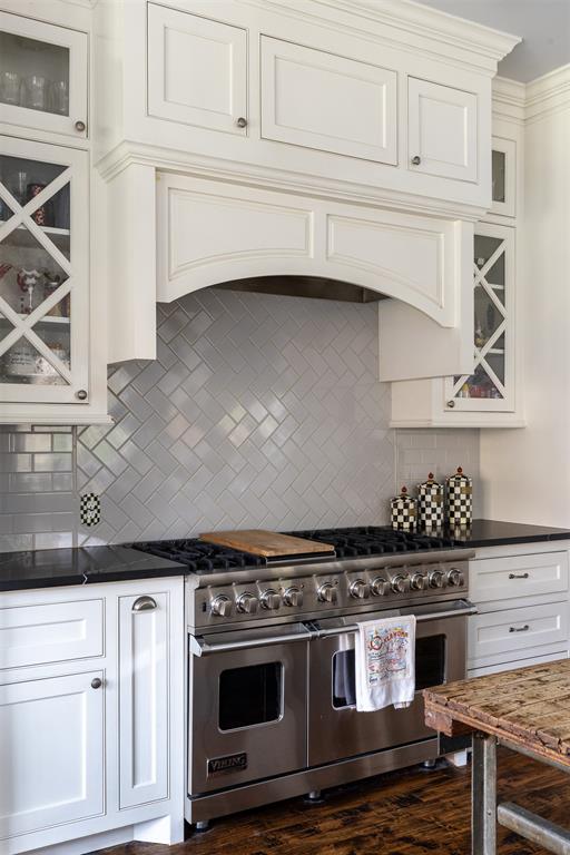 2609 Crestwood Drive