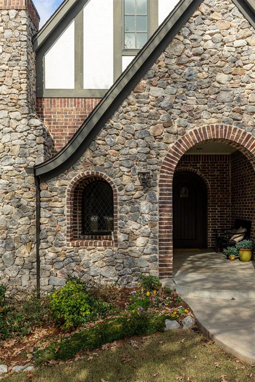 2609 Crestwood Drive