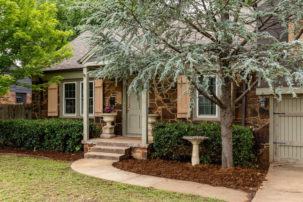 1118 Woodlawn Place
