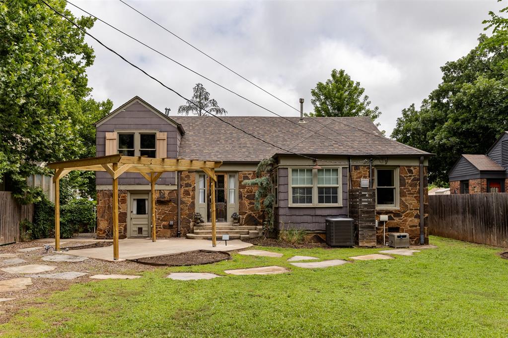 1118 Woodlawn Place