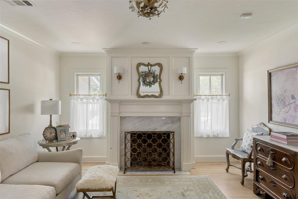 1122 Larchmont Lane