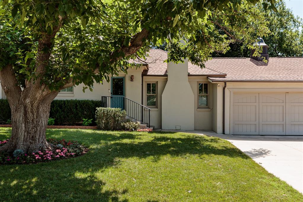 1122 Larchmont Lane