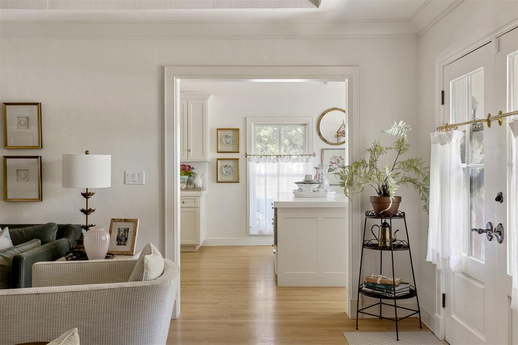 1122 Larchmont Lane