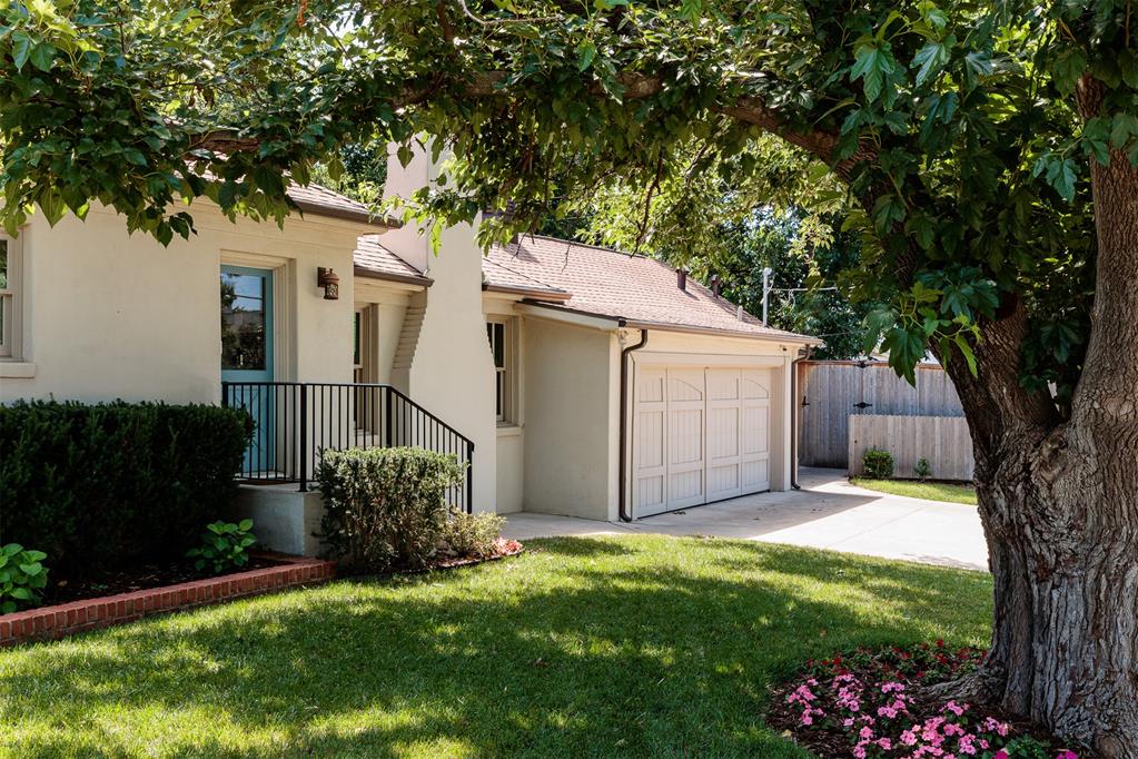 1122 Larchmont Lane