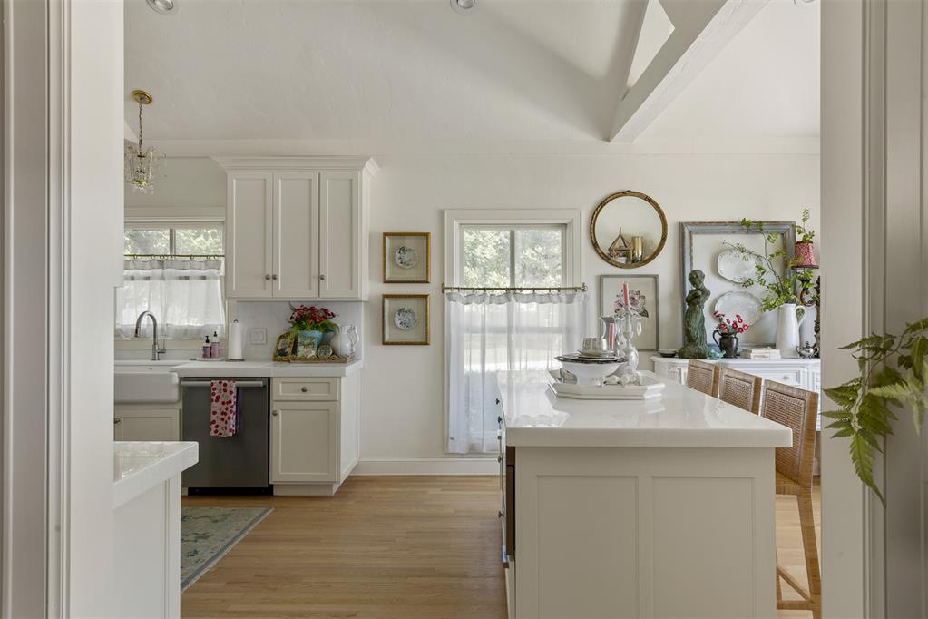 1122 Larchmont Lane