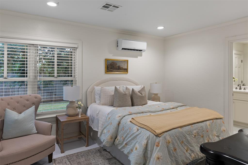 1122 Larchmont Lane
