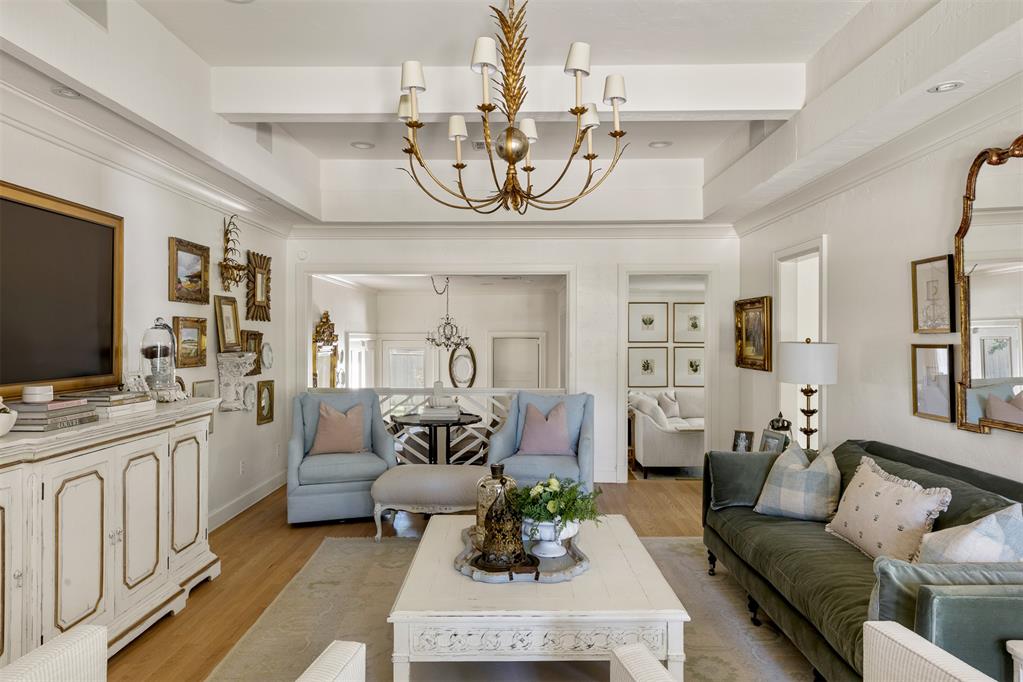 1122 Larchmont Lane