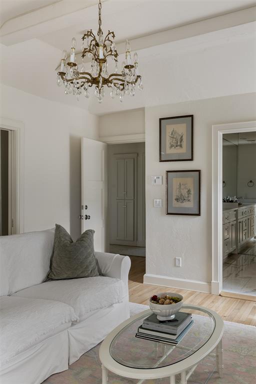 1122 Larchmont Lane