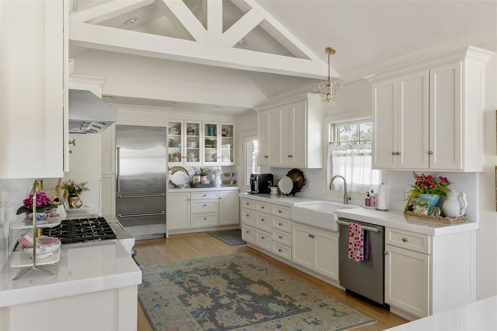 1122 Larchmont Lane
