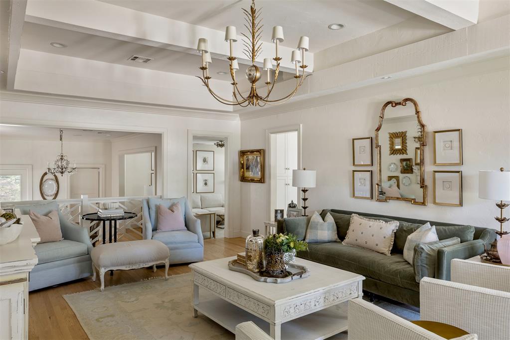 1122 Larchmont Lane