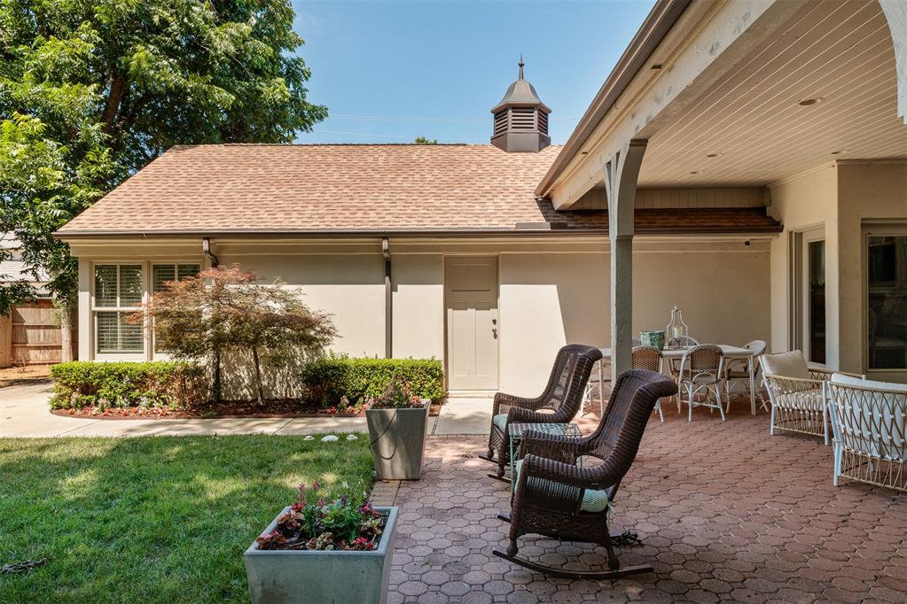 1122 Larchmont Lane