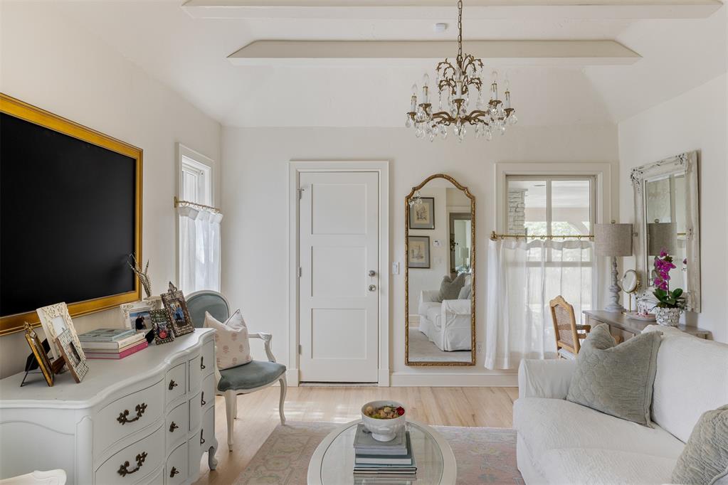 1122 Larchmont Lane