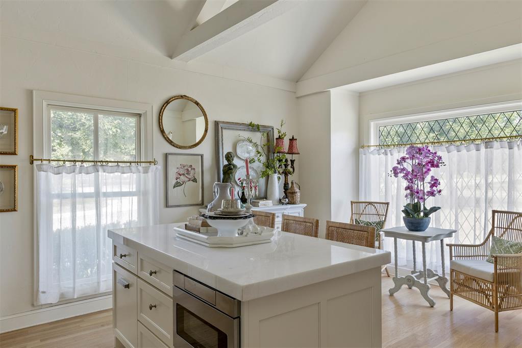 1122 Larchmont Lane