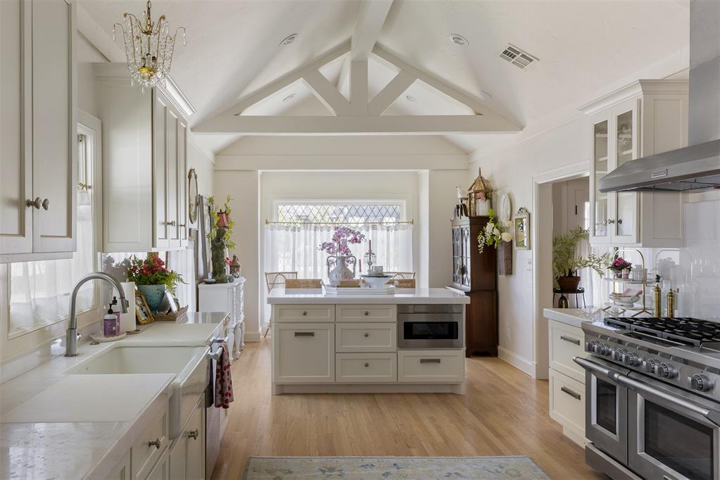 1122 Larchmont Lane