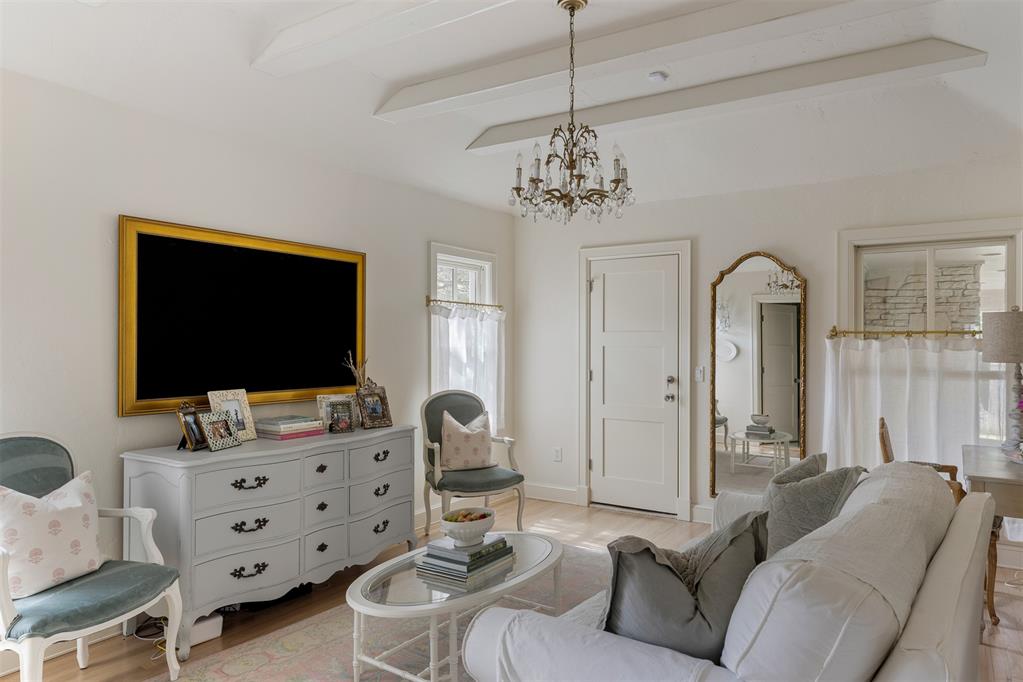1122 Larchmont Lane