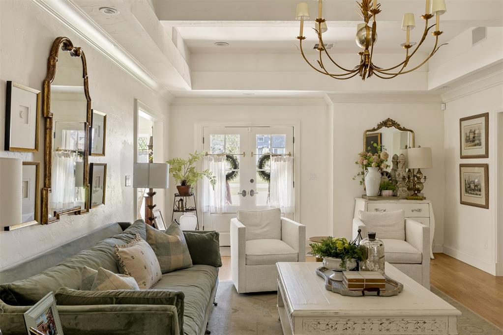 1122 Larchmont Lane