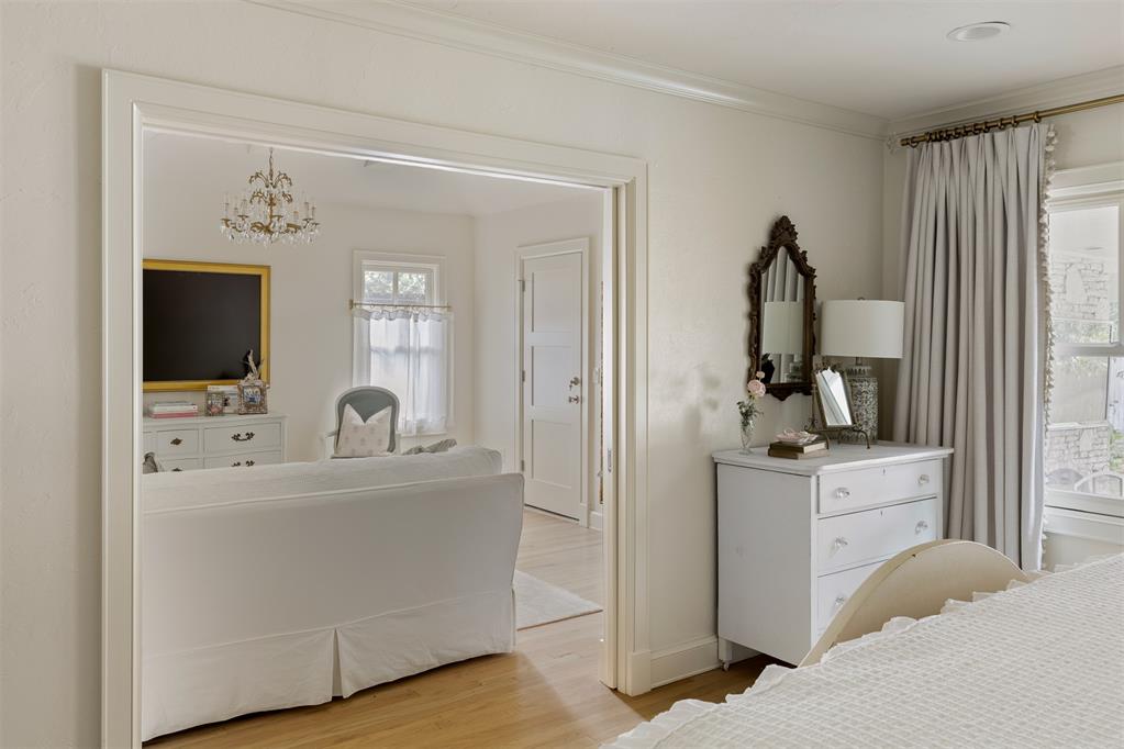 1122 Larchmont Lane
