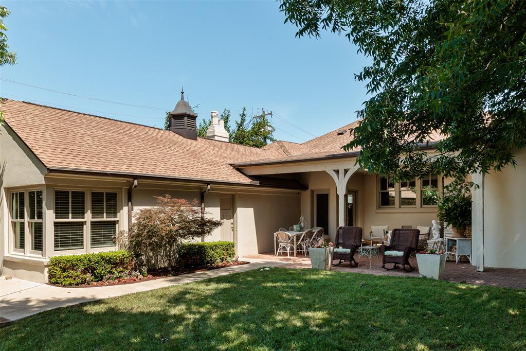 1122 Larchmont Lane
