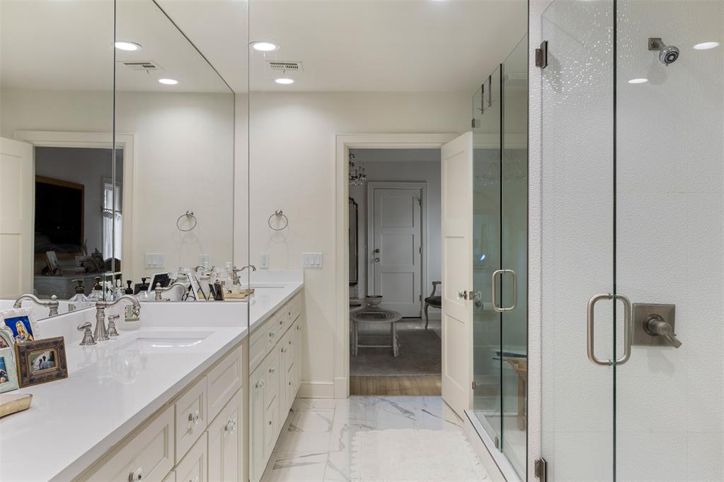 1122 Larchmont Lane