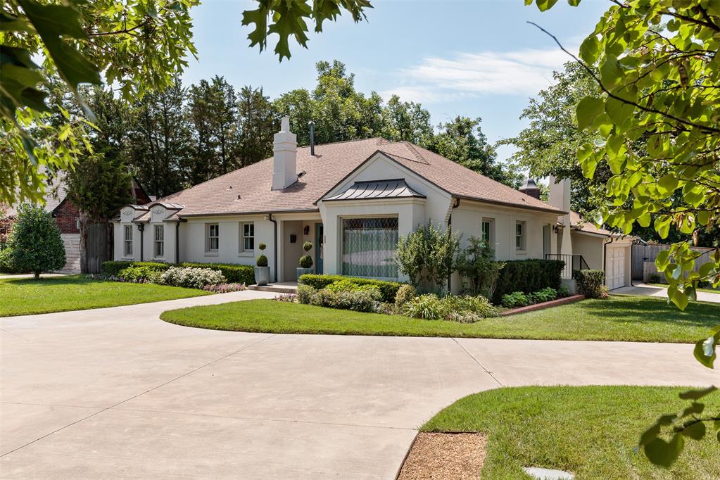 1122 Larchmont Lane