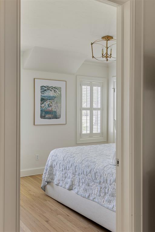 1122 Larchmont Lane