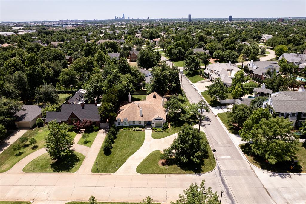 1122 Larchmont Lane