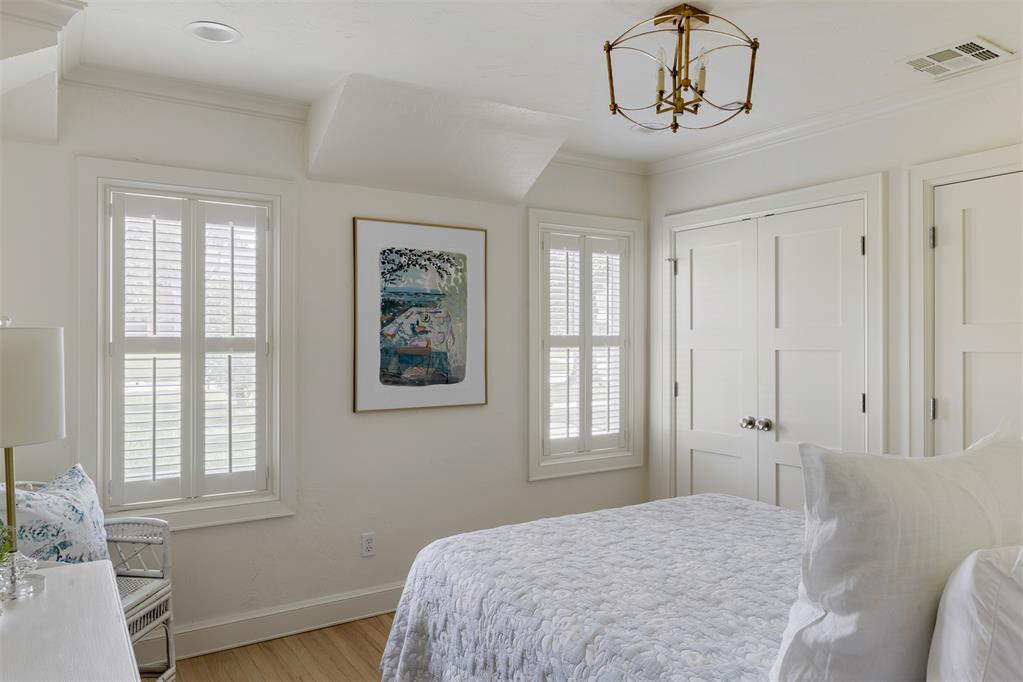 1122 Larchmont Lane