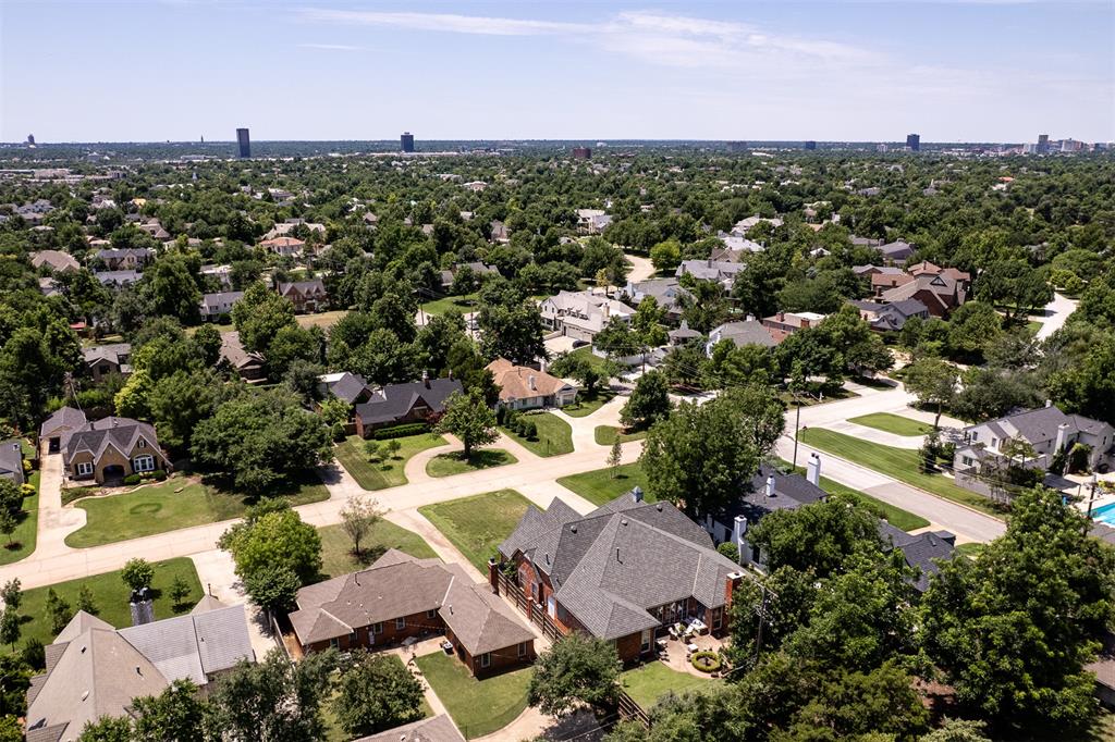 1122 Larchmont Lane
