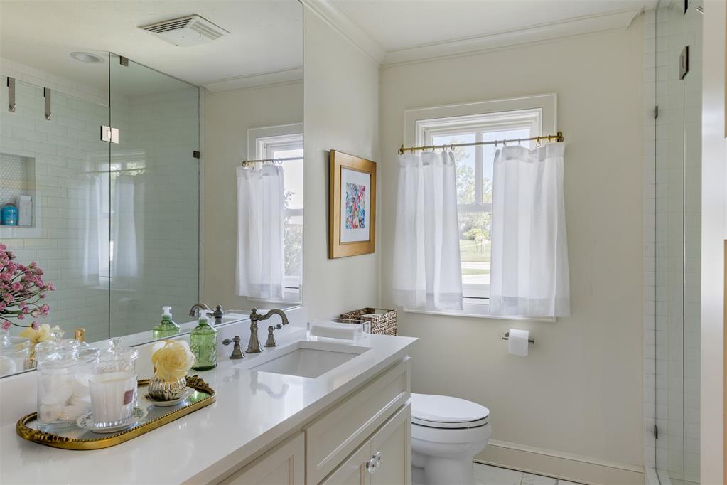 1122 Larchmont Lane