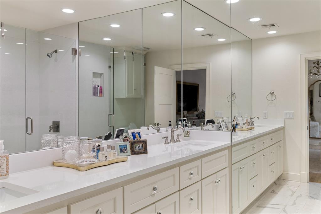 1122 Larchmont Lane