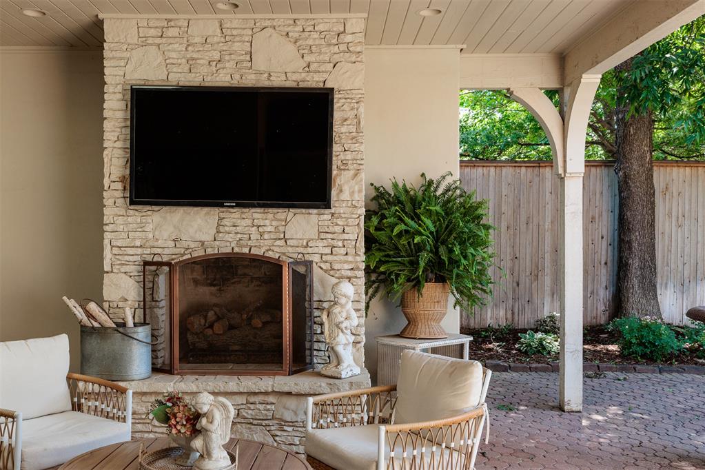 1122 Larchmont Lane
