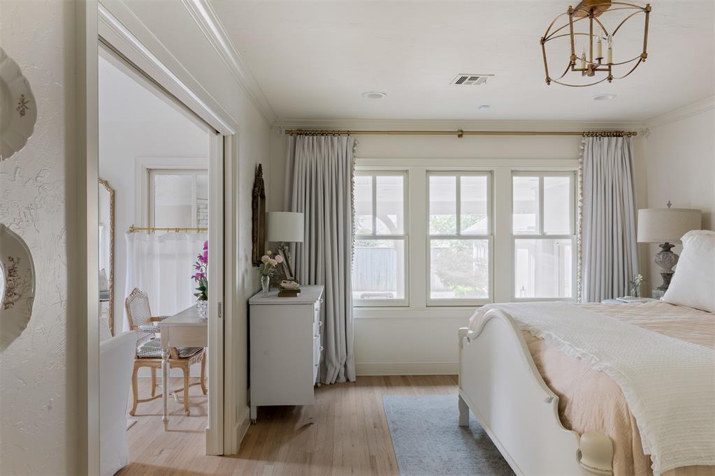 1122 Larchmont Lane